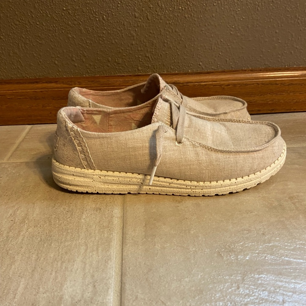 Hey dude Wendy shoes size 8.